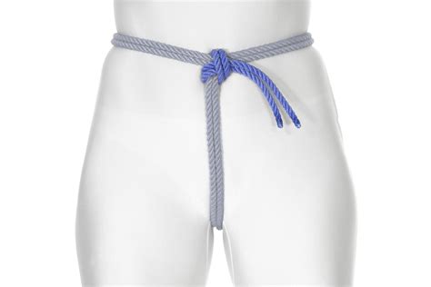 After completing the column tie, push the ankle close to the thigh. . Crotch rope